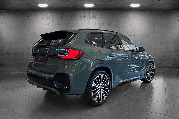 BMW iX1 5 of 27