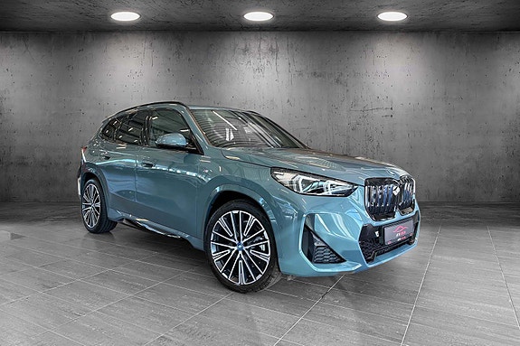 BMW iX1 7 of 27