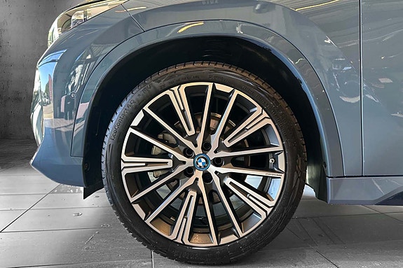 BMW iX1 10 of 27