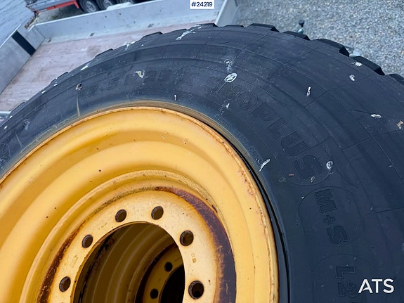 Michelin hjullasterdekk på felg – stått på en 2010 Volvo L50F 5 of 6