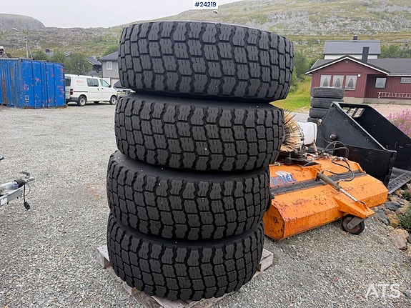 Michelin hjullasterdekk på felg – stått på en 2010 Volvo L50F 3 of 6