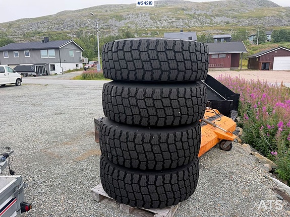 Michelin hjullasterdekk på felg – stått på en 2010 Volvo L50F 2 of 6