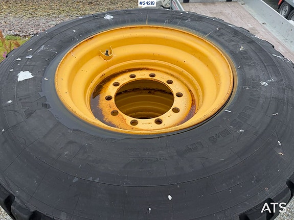 Michelin hjullasterdekk på felg – stått på en 2010 Volvo L50F 4 of 6