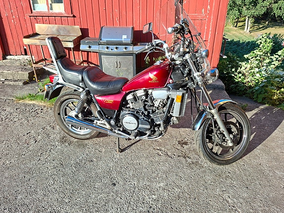 Honda VF 750 CUSTOM 3 of 5