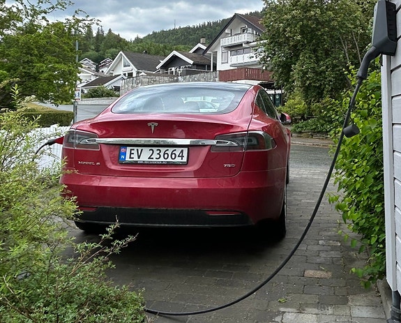 Tesla Model S 4 of 19