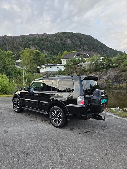 Mitsubishi Pajero 3 of 3