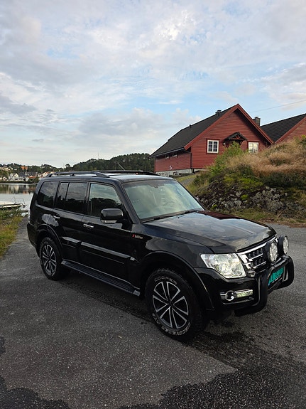 Mitsubishi Pajero 2 of 3