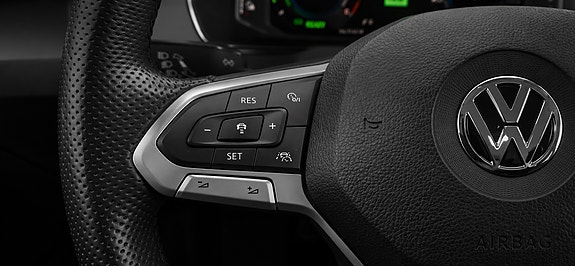 Volkswagen Passat 13 of 30