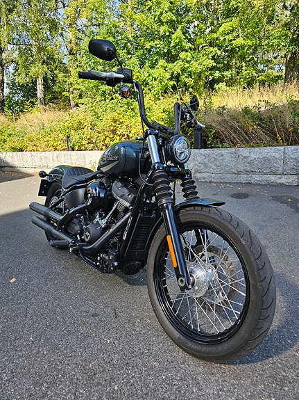 Harley-Davidson FXBB Street Bob 2 of 12