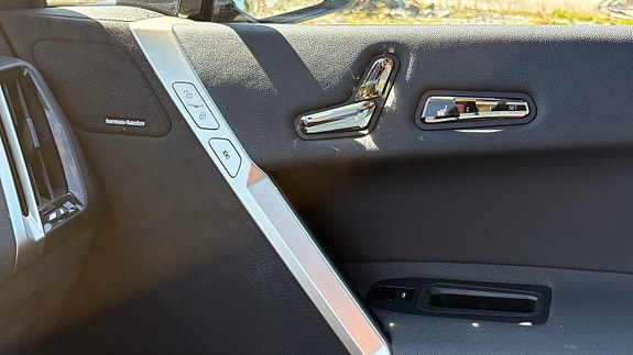 BMW iX 18 of 30