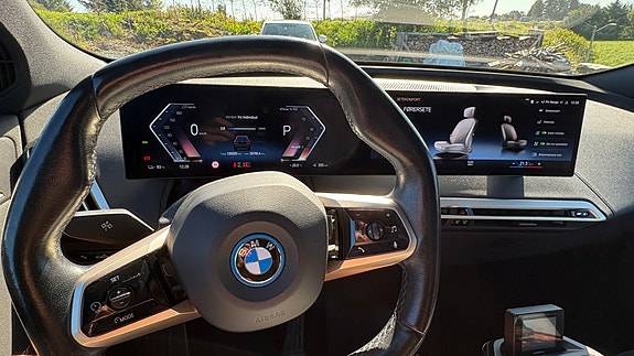 BMW iX 17 of 30