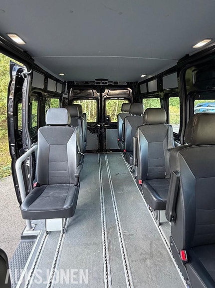 Maxus ev80 15 of 28