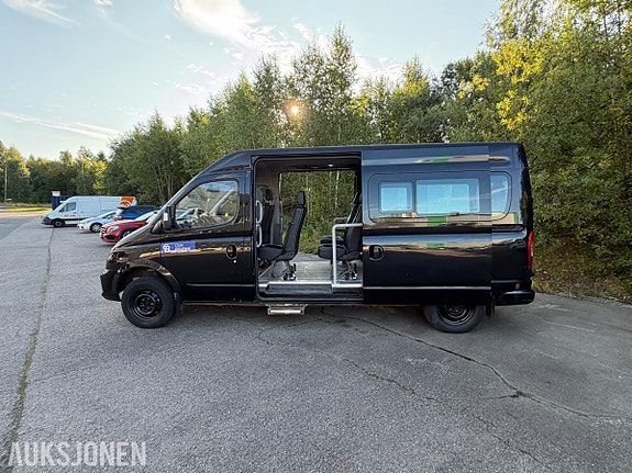 Maxus ev80 13 of 28
