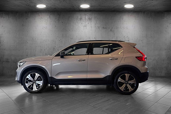 Volvo XC40 2 of 26