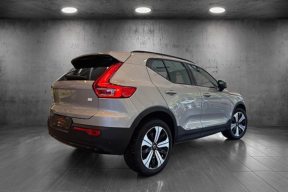 Volvo XC40 5 of 26