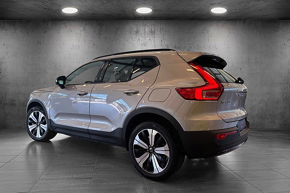 Volvo XC40 3 of 26