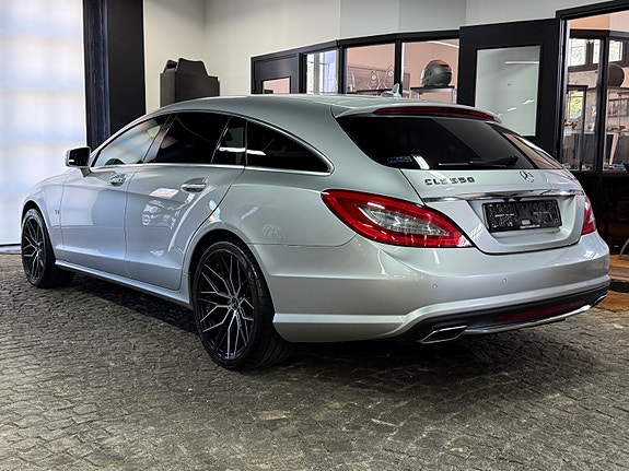 Mercedes-Benz CLS500 3 of 18