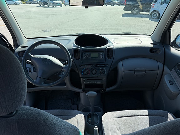 Toyota Yaris Verso 8 of 12