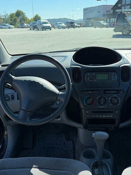 Toyota Yaris Verso 7 of 12