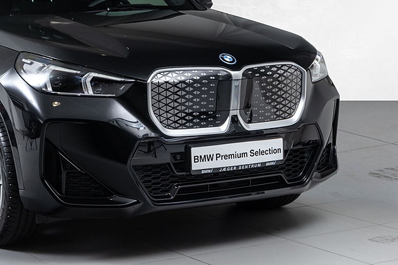 BMW iX1 3 of 30