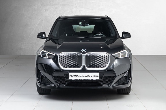 BMW iX1 4 of 30
