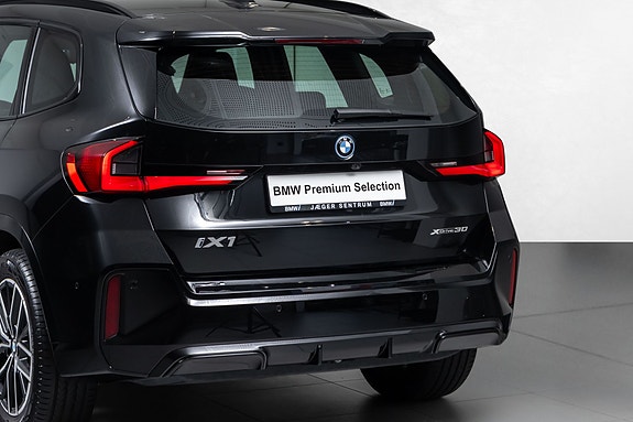 BMW iX1 7 of 30