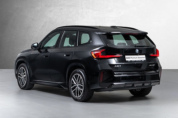 BMW iX1 6 of 30