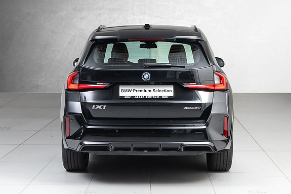 BMW iX1 8 of 30