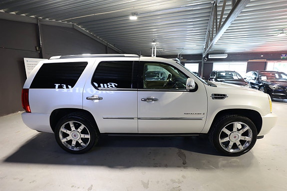 Cadillac Escalade 5 of 30