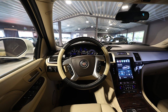 Cadillac Escalade 21 of 30