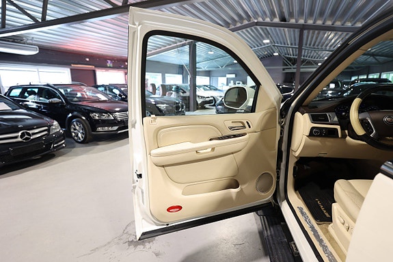 Cadillac Escalade 12 of 30
