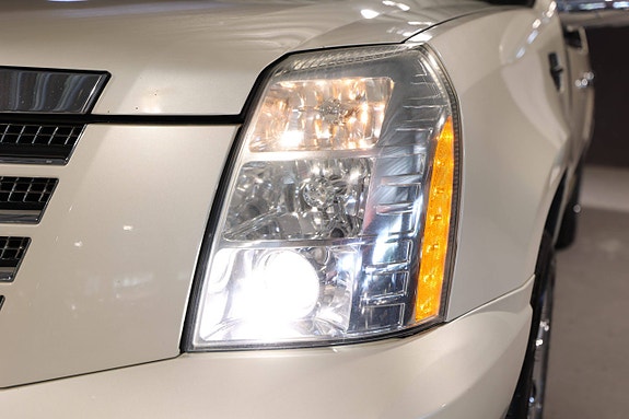 Cadillac Escalade 8 of 30