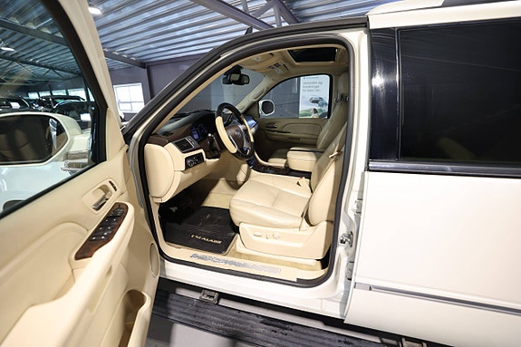 Cadillac Escalade 13 of 30