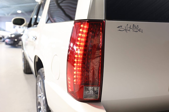 Cadillac Escalade 9 of 30