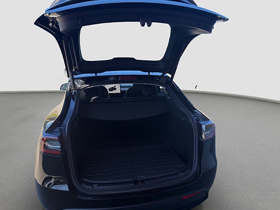 Tesla Model Y 24 of 28