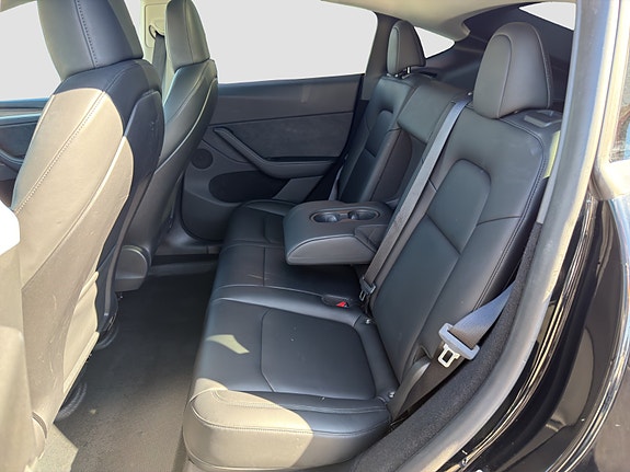 Tesla Model Y 17 of 28