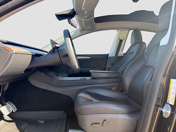 Tesla Model Y 10 of 28