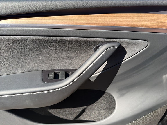 Tesla Model Y 16 of 28