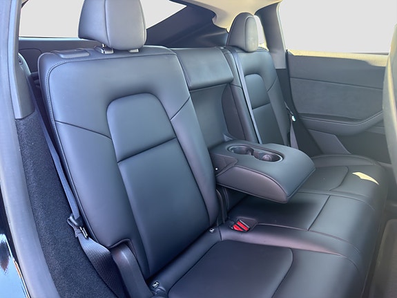 Tesla Model Y 23 of 28