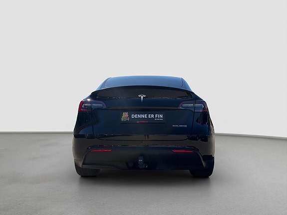 Tesla Model Y 4 of 28
