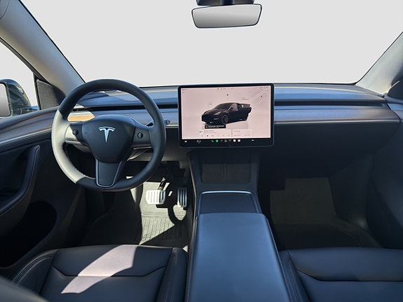 Tesla Model Y 18 of 28