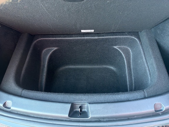 Tesla Model Y 26 of 28