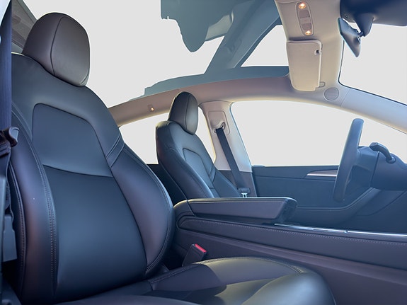 Tesla Model Y 25 of 28