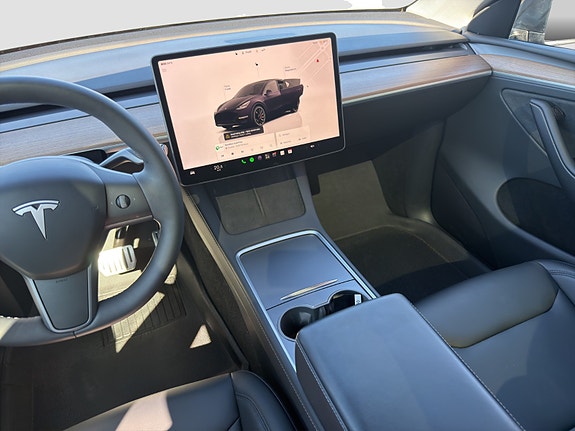 Tesla Model Y 19 of 28