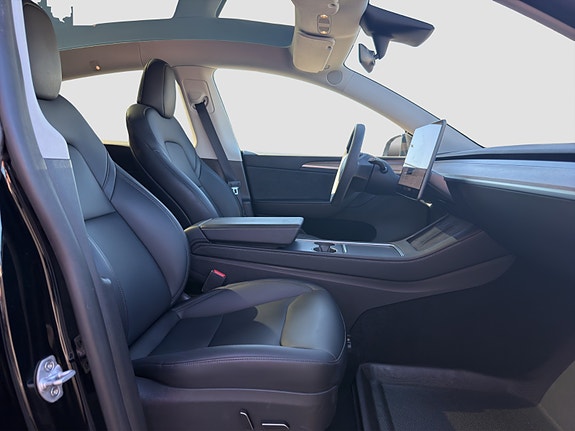 Tesla Model Y 22 of 28
