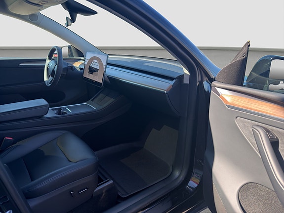 Tesla Model Y 21 of 28