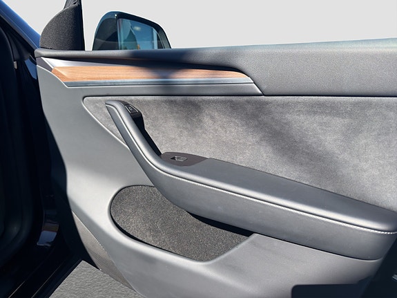 Tesla Model Y 20 of 28
