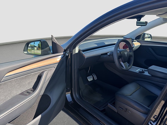 Tesla Model Y 9 of 28