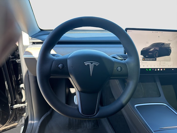 Tesla Model Y 11 of 28