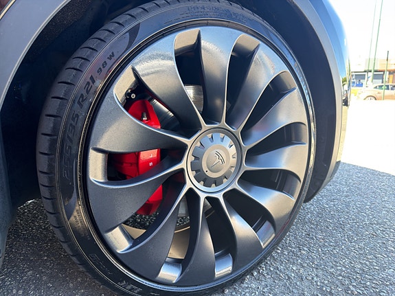 Tesla Model Y 28 of 28
